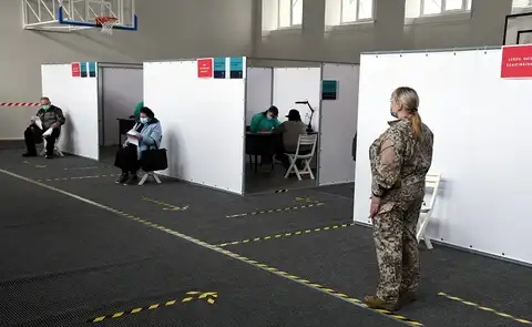 Lai izvairītos no rindām, cilvēki uz vakcinācijas centriem aicināti doties ne agrāk kā 15 minūtes pirms pieraksta