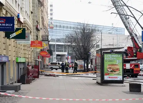 Rīgā par vidi degradējošu būvi nosaka ēku Merķeļa ielā, kurā dega nelegālais hostelis
