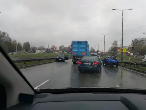ДТП на Островном мосту: грузовик и легковая не поделили дорогу