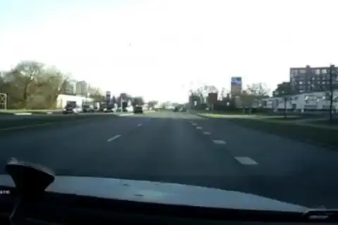 «Стреляют из машины в машину»: рижанка случайно записала убийство в Пурвциемсе на регистратор (ВИДЕО)
