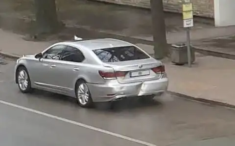 Президентский Lexus в Агенскалнсе столкнулся с автомобилем его охраны (ФОТО)