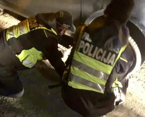 «Молодежь, молодежь…» Полицейские в Ропажи помогли мужчине сменить шину