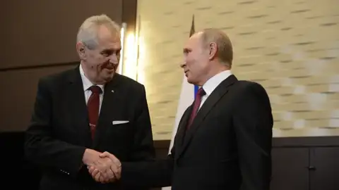 Так недалеко и до импичмента: президента Чехии обвинили в разглашении тайны «в пользу России»