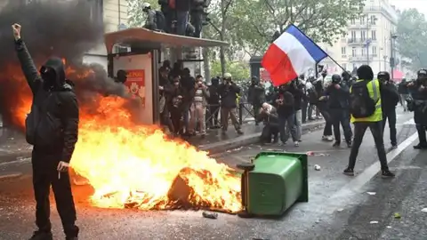 Французы бурно протестуют против введения обязательной вакцинации (ВИДЕО)