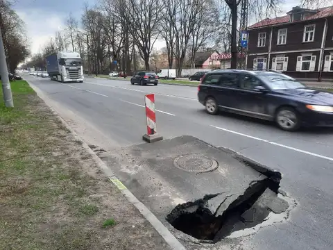 На Виенибас гатве в Риге провалился асфальт: недавно здесь были ремонтные работы