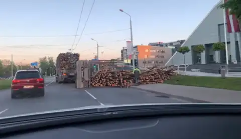 Депутатов выгрузили? Возле Замка света опрокинулся лесовоз (ВИДЕО)