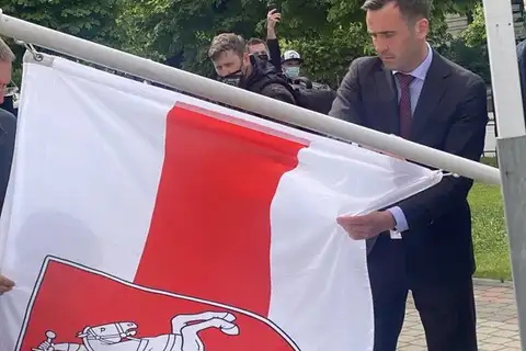 Лукашенко, конечно, сошёл с ума, но нам то зачем бежать впереди паровоза санкций? Латвийский бизнесмен