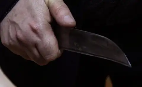 Pētersalā aizturēts vīrietis par vicināšanos ar nazi un uzbrukumu trolejbusa vadītājam