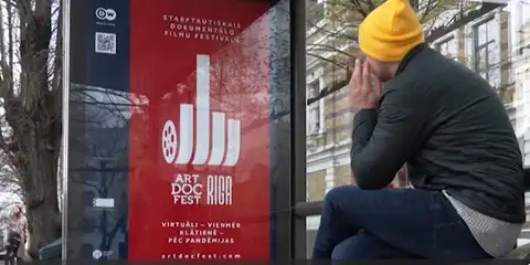 Плакат кинофестиваля Манского в Риге вызвал негодование — «жест среднего пальца в такое непростое время?»
