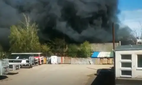 Крупный пожар в Гробини: горят ангар, гаражи, жилое здание (ФОТО)