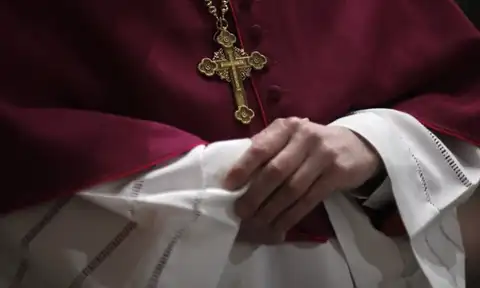 Par iespējamu seksuālu vardarbību pret bērnu apsūdzētais katoļu priesteris atbrīvots no apcietinājuma
