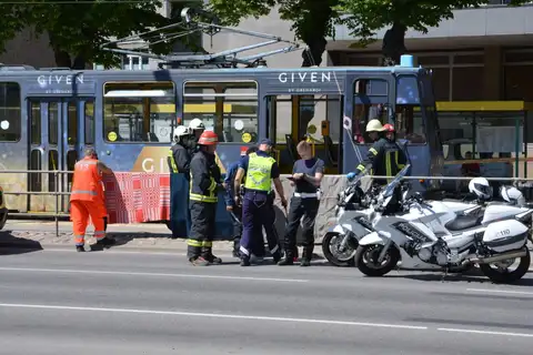 Жуткая трагедия: в Лиепае под трамвай попала молодая женщина