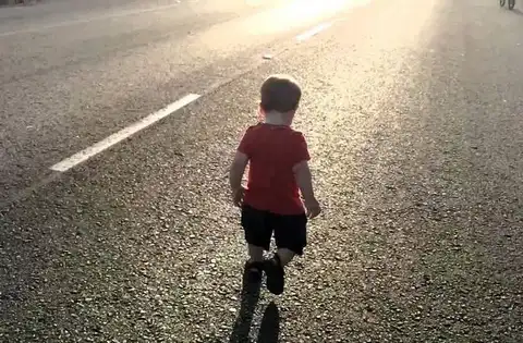 Если мать не смотрит за ребёнком: кого могут лишить права опеки