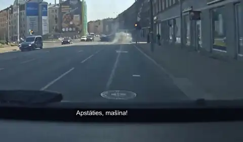 Как в кино: полиция в Риге гналась за горящим автомобилем (ФОТО)