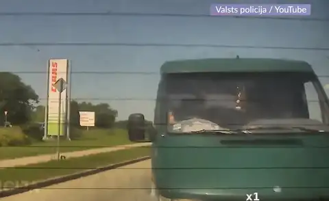 Пьяный водитель без прав в Екабпилсе пытался уйти от полиции, а в итоге сам в нее врезался (ВИДЕО)