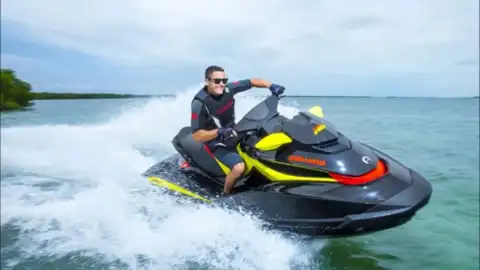 Četrām personām piemēro 100 eiro naudas sodus par ūdens motocikla vadīšanu bez tiesībām