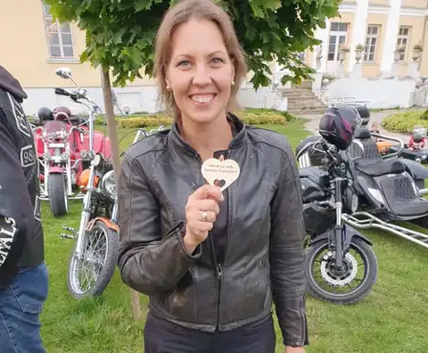 Трижды мать, которая в детстве убежала из дома. Что еще известно о будущем министре образования?