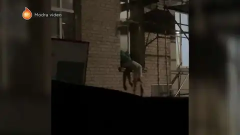 Вылезли из окна и спрятались в кустах: пьяные медики из стационара в Бикерниеки бежали от полиции