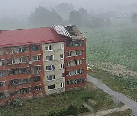 Страшная буря в Айзкраукле: у дома снесло крышу (ФОТО, ВИДЕО)