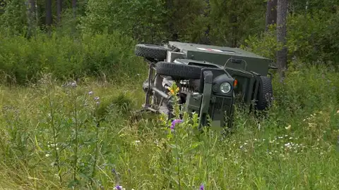 На Сигулдском шоссе военная техника улетела в кювет