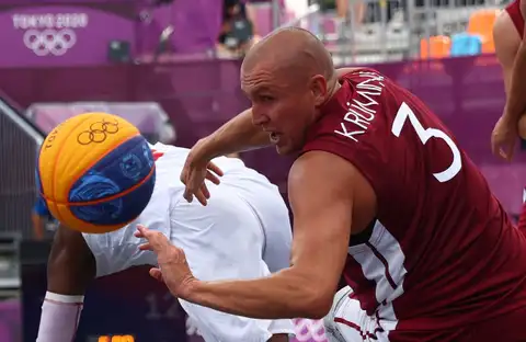 Latvijas 3×3 basketbolisti olimpiskā turnīra sākumā uzveic Poliju