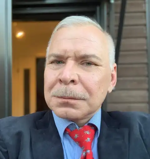 «Предположительно тромб»: в Риге умер питерский журналист