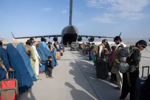 Десятки тысяч афганцев рвутся в Германию по новой программе приёма беженцев