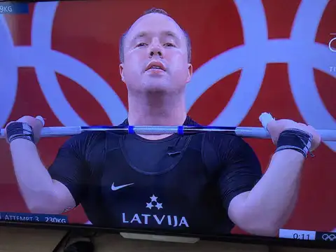 Artūrs Plēsnieks izcīna olimpisko bronzu svarcelšanā