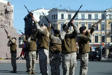 Latvija palīdzībā Ukrainai šogad lielu uzsvaru liks uz karavīru apmācībām