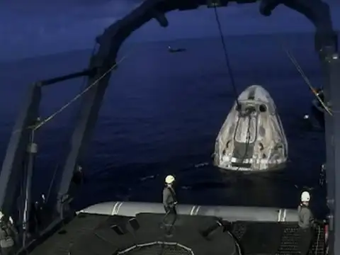 Crew Dragon с непрофессиональным экипажем приводнился в Атлантике (ВИДЕО)