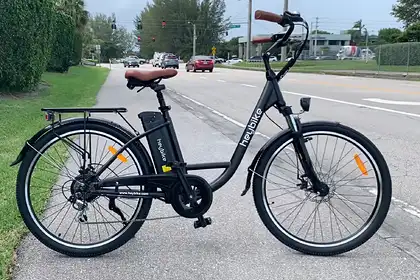 Carnikavā ietriecies stabā un gājis bojā velosipēdists