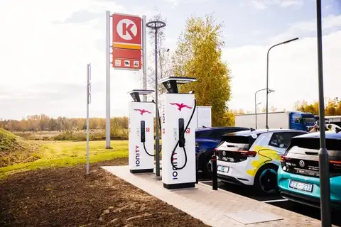 «Circle K Latvia» atklāj pirmo «Ionity» tīkla lieljaudas elektrouzlādes staciju Latvijā