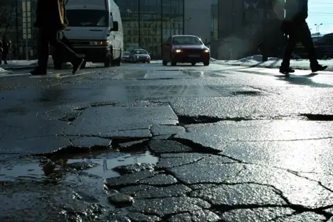 А Стакис и Кирсис просто герои! В соцсетях обозначили истинных виновных в плохом состоянии рижских дорог