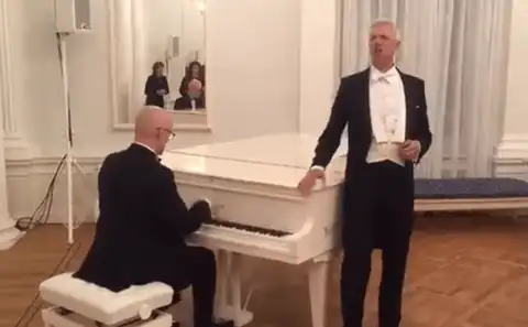 Нашли себе дело! Павлютс играет, а Кариньш поёт! ВИДЕО