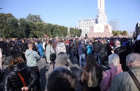 Protesta akcijā pret vakcināciju pie Brīvības pieminekļa pulcējās vairāk nekā 500 dažāda vecuma iedzīvotāju