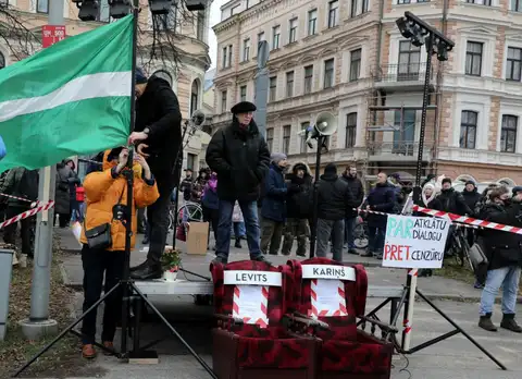 Активист Атмоды продал орден Трёх звёзд, чтобы заплатить штраф за протестную акцию, объяснив это «репрессиями»