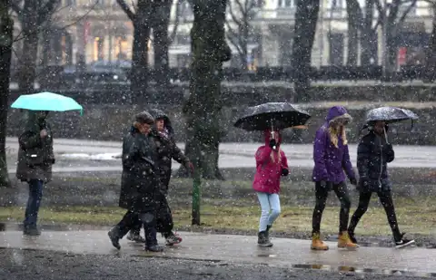 Vakarā Latviju sasniegs plaša nokrišņu zona