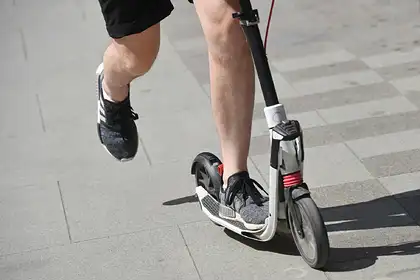 Piektdien avārijās cietuši 22 cilvēki, puse no tiem — velosipēdisti un elektroskrejriteņu vadītāji