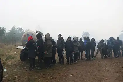 Давят на жалость: мигранты прорываются в Литву босиком