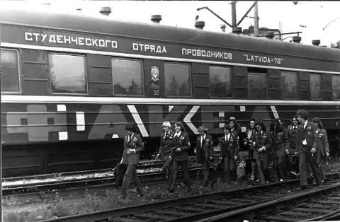 «Тогда летом лишь из Риги в Москву ходили 7 поездов»: о знаменитом студенческом отряде проводников