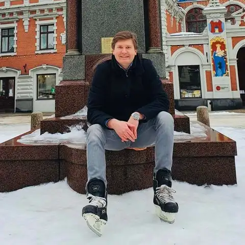 Айда играть в хоккей на Ратушной площади! Депутат Рижской думы приехал на работу на коньках
