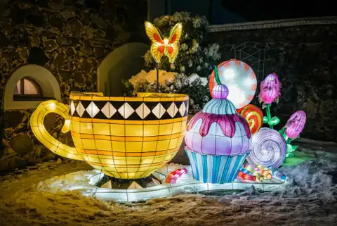 Pusotras stundas attālumā no Rīgas — Pakrojas muižā grandiozs laternu ziemas festivāls