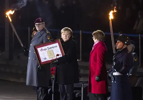 Меркель ушла с поста канцлера под песню звезды панк-рока Нины Хаген