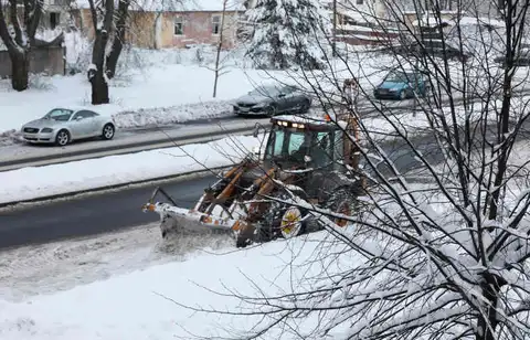 Rīgā pēc ilgstošas snigšanas turpinās ietvju un ielu uzturēšanas darbi