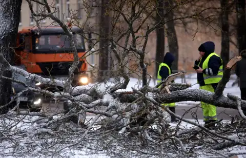 Pirmssvētku nedēļa sāksies ar nokrišņiem un brāzmainu vēju