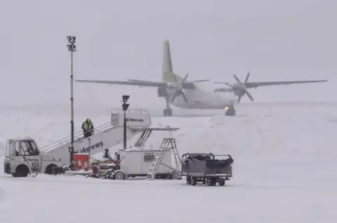 Laikapstākļu dēļ vairāki lidojumi no Rīgas novirzīti uz citām lidostām