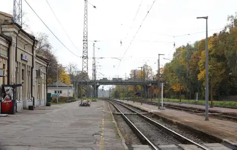 Trešdienas rītā kavējas un vairākos posmos atcelti vilcieni — zem vilciena bojā iet gājējs