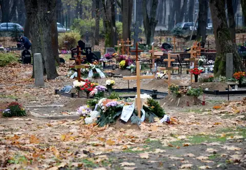 На Болдерайском кладбище заметили странного священника: собирает деньги за молитвы