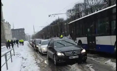 Vairāki desmiti cilvēku pie valdības ēkas protestē pret Covid-19 ierobežojumiem