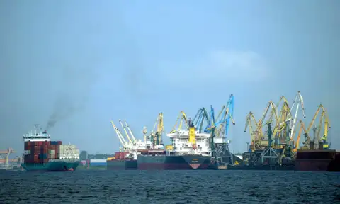 Rīgas ostā Daugavā iebraucis traktors un tā vadītājs gājis bojā